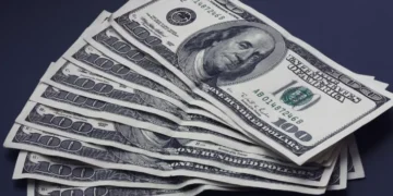 Dólar sobe quase 1%, cotado a R$ 5,55, enquanto o Ibovespa fecha acima dos 137 mil pontos, um novo recorde