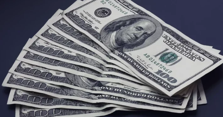 Dólar sobe quase 1%, cotado a R$ 5,55, enquanto o Ibovespa fecha acima dos 137 mil pontos, um novo recorde