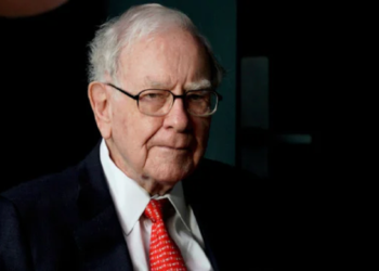 Warren Buffett, reduz pela metade a participação na Apple — e aumenta caixa para 1,6 trilhões de reais