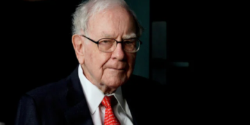 Warren Buffett, reduz pela metade a participação na Apple — e aumenta caixa para 1,6 trilhões de reais