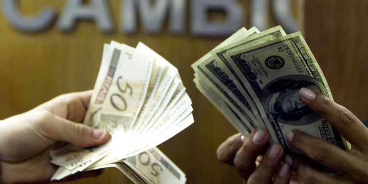 Em meio a um PIB forte no Brasil e dados mais fracos nos Estados Unidos, o dólar volta a subir; o dólar fecha a R$ 5,64