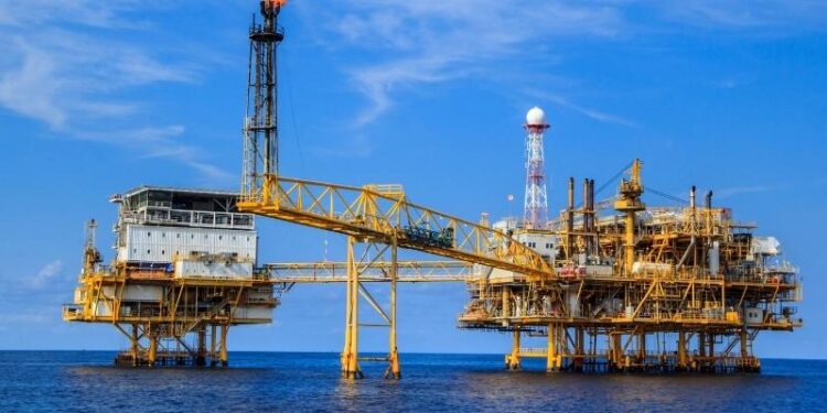 O petróleo da WTI registra o menor nível em nove meses e fecha com barril próximo a US$ 70