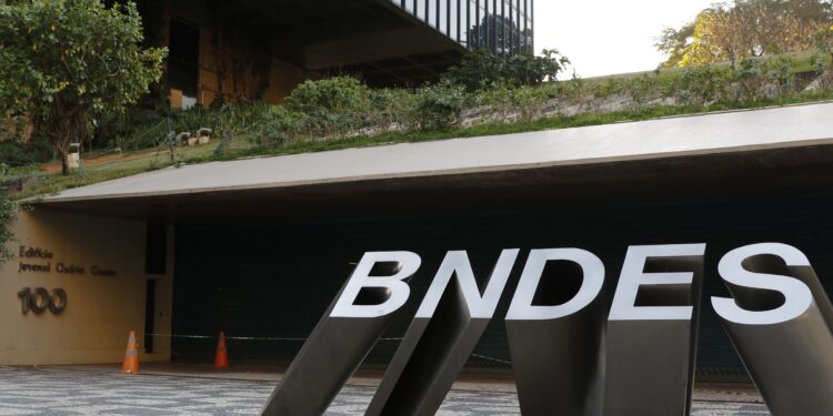 Em outubro, o BNDES liberou mais de R$ 100 bilhões em crédito para micro e pequenas empresas