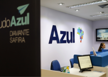 As ações da Azul (AZUL4) intensificam as perdas anuais após o rebaixamento pela Fitch; confira o que a agência de classificação de risco tem a declarar