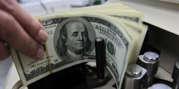 Dólar recua mais de 1% após aumento dos juros no Brasil e redução da taxa básica de juros pelo Fed