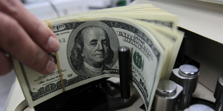 Dólar recua mais de 1% após aumento dos juros no Brasil e redução da taxa básica de juros pelo Fed
