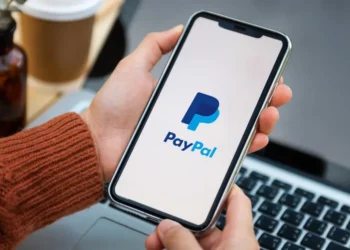 Com o PayPal, contas comerciais podem comprar, manter e vender criptomoedas