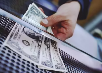Em dia de novo leilão, o dólar fecha em queda após cinco altas, mas ainda acima dos R$ 5,60