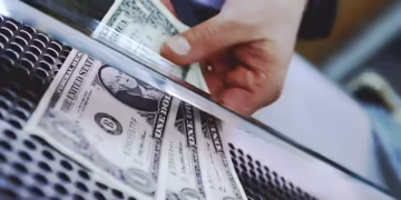 Em dia de novo leilão, o dólar fecha em queda após cinco altas, mas ainda acima dos R$ 5,60