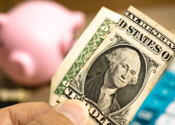 O dólar fecha em queda, a R$ 5,61, enquanto Ibovespa cai