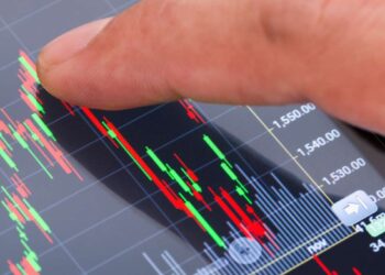 Dólar recua 1%, cotado a R$ 5,51, influenciado pela expectativa de taxas de juros no Brasil e nos Estados Unidos; Ibovespa avança