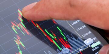 Dólar recua 1%, cotado a R$ 5,51, influenciado pela expectativa de taxas de juros no Brasil e nos Estados Unidos; Ibovespa avança