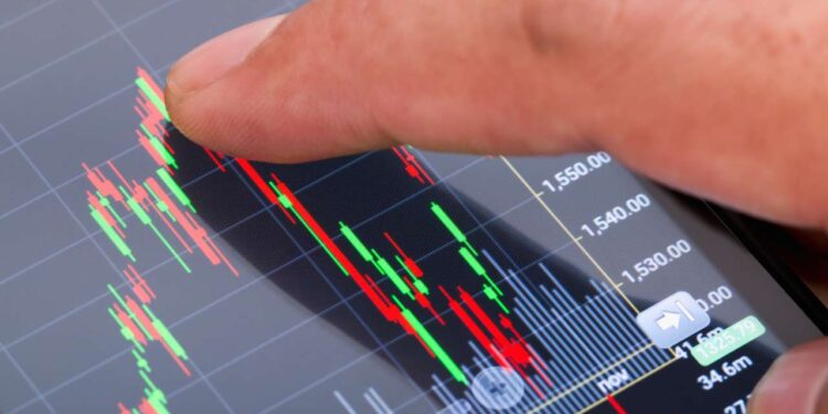 Dólar recua 1%, cotado a R$ 5,51, influenciado pela expectativa de taxas de juros no Brasil e nos Estados Unidos; Ibovespa avança