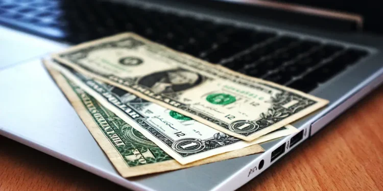 A Ibovespa cai após dados da China e expectativa de inflação dos EUA; dólar vai a R$ 5,64
