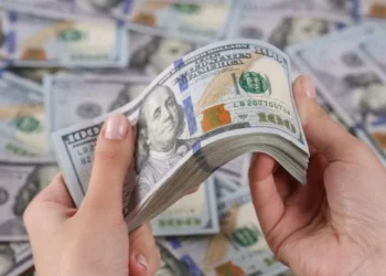 O dólar avança para R$ 5,44 no dia, mas encerra o mês com uma queda de 3,32%