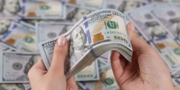 O dólar avança para R$ 5,44 no dia, mas encerra o mês com uma queda de 3,32%