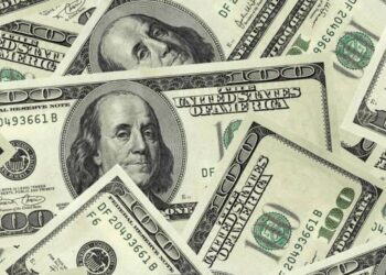 Dólar encerra em baixa às vésperas de novos anúncios de taxas de juros no Brasil e nos Estados Unidos; Ibovespa também recua.