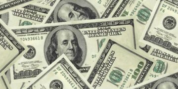 Dólar encerra em baixa às vésperas de novos anúncios de taxas de juros no Brasil e nos Estados Unidos; Ibovespa também recua.