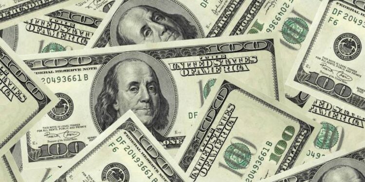 Dólar encerra em baixa às vésperas de novos anúncios de taxas de juros no Brasil e nos Estados Unidos; Ibovespa também recua.