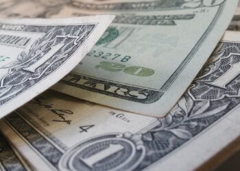 Dólar recua a R$ 5,44 acompanhando a queda global; Ibovespa avança impulsionado pela Vale
