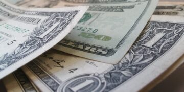 Dólar recua a R$ 5,44 acompanhando a queda global; Ibovespa avança impulsionado pela Vale