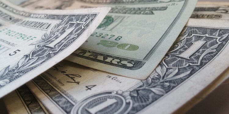 Dólar recua a R$ 5,44 acompanhando a queda global; Ibovespa avança impulsionado pela Vale