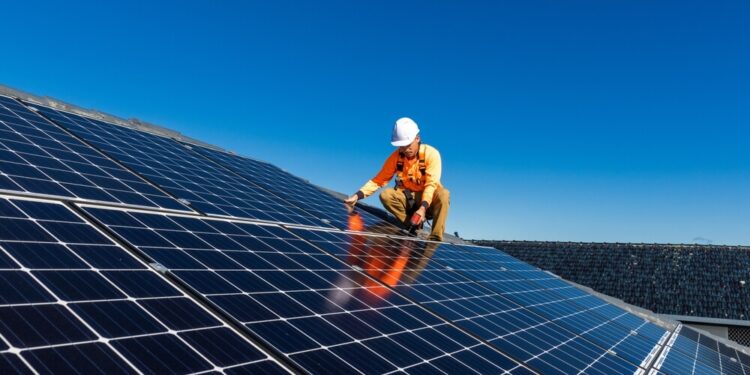 O Senado aprovou uma emenda que modifica as leis brasileiras sobre energia solar; entenda
