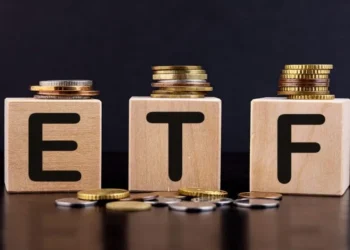 Os ETFs de Bitcoin sofrem perdas mensais, enquanto os ETFs de Ethereum são ignorados após uma sequência de saídas
