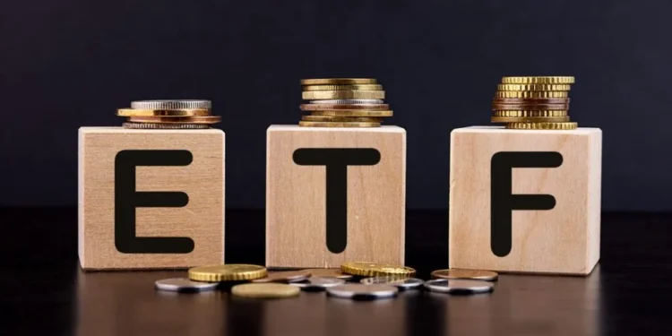 Os ETFs de Bitcoin sofrem perdas mensais, enquanto os ETFs de Ethereum são ignorados após uma sequência de saídas