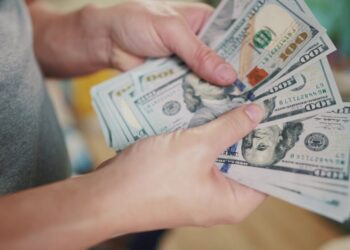 Os ganhos do dólar diminuíram, mas o dólar ainda fechou em alta de 0,25% devido às preocupações fiscais