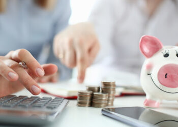 Investir ou pagar dívidas: o que fazer primeiro?