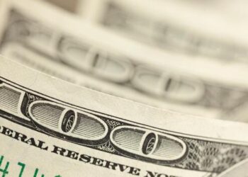 Os dados de inflação no Brasil e nos Estados Unidos impulsionam o dólar, que fecha a R$ 5,65
