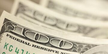 Os dados de inflação no Brasil e nos Estados Unidos impulsionam o dólar, que fecha a R$ 5,65