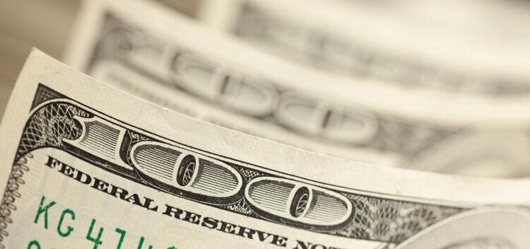 Os dados de inflação no Brasil e nos Estados Unidos impulsionam o dólar, que fecha a R$ 5,65