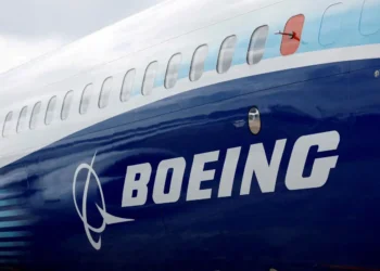 Em dificuldades financeiras, a Boeing vende sua subsidiária de defesa para uma multinacional francesa, com o objetivo de reforçar suas finanças