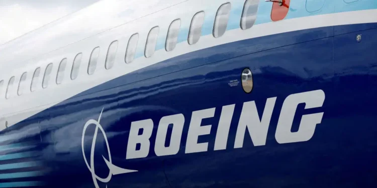 Em dificuldades financeiras, a Boeing vende sua subsidiária de defesa para uma multinacional francesa, com o objetivo de reforçar suas finanças