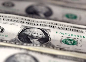 O dólar encerrou o dia abaixo de R$ 5,70, indo na direção oposta do mercado internacional