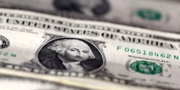 O dólar encerrou o dia abaixo de R$ 5,70, indo na direção oposta do mercado internacional