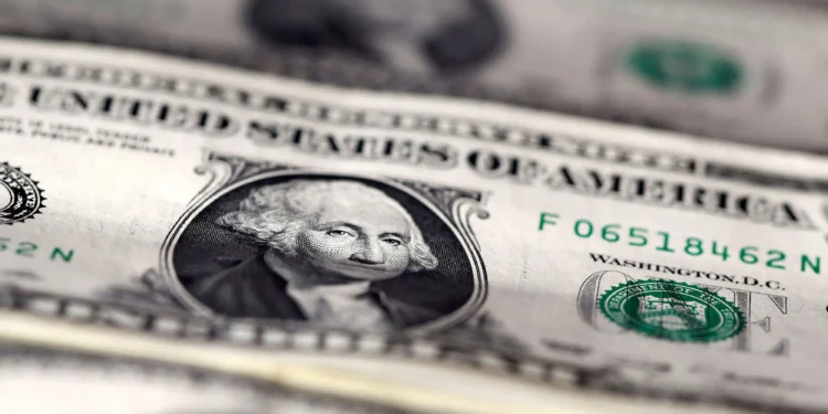 O dólar encerrou o dia abaixo de R$ 5,70, indo na direção oposta do mercado internacional