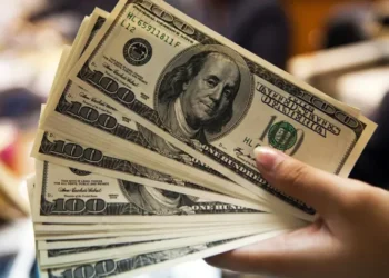 O dólar oscila, encerrando o dia a R$ 5,58 em um dia de liquidez limitada e indicadores em território neutro
