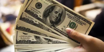 O dólar oscila, encerrando o dia a R$ 5,58 em um dia de liquidez limitada e indicadores em território neutro