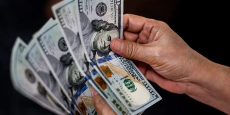 O dólar recua 0,53% para R$ 5,66, influenciado pelas declarações de Haddad e Campos Neto sobre a questão fiscal