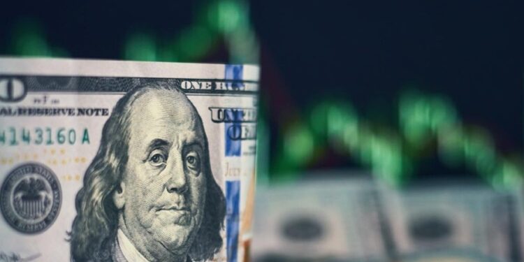 Depois de atingir R$ 5,70, qual será a trajetória do dólar? Mercado antecipa dificuldades em 2024 e eleva previsões
