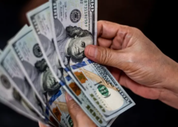 O dólar avança 0,8%, atingindo R$ 5,53, impulsionado pelo combo “China, guerra e juros nos Estados Unidos”