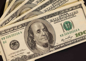 Dólar reverte ganhos e encerra a R$ 5,70, com promessas de redução de despesas