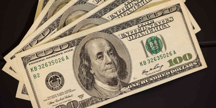 Dólar reverte ganhos e encerra a R$ 5,70, com promessas de redução de despesas