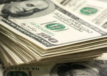 Dólar recua 0,36% para R$ 5,44, contrariando a tendência global após alteração no rating do Brasil