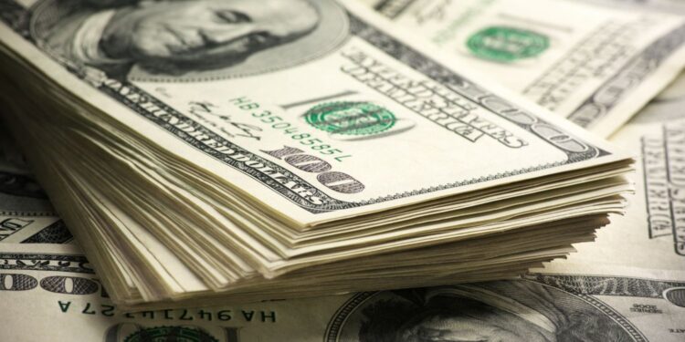 Dólar recua 0,36% para R$ 5,44, contrariando a tendência global após alteração no rating do Brasil