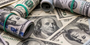 Dólar registra leve valorização após se aproximar de R$ 5,80, impulsionado por Haddad e pela desvalorização da moeda nos mercados internacionais