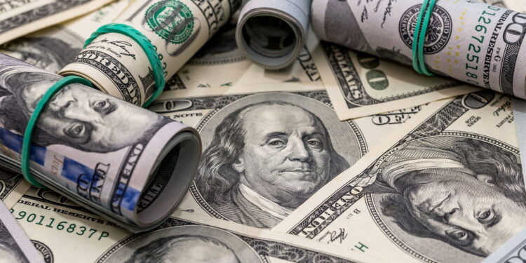 Dólar registra leve valorização após se aproximar de R$ 5,80, impulsionado por Haddad e pela desvalorização da moeda nos mercados internacionais